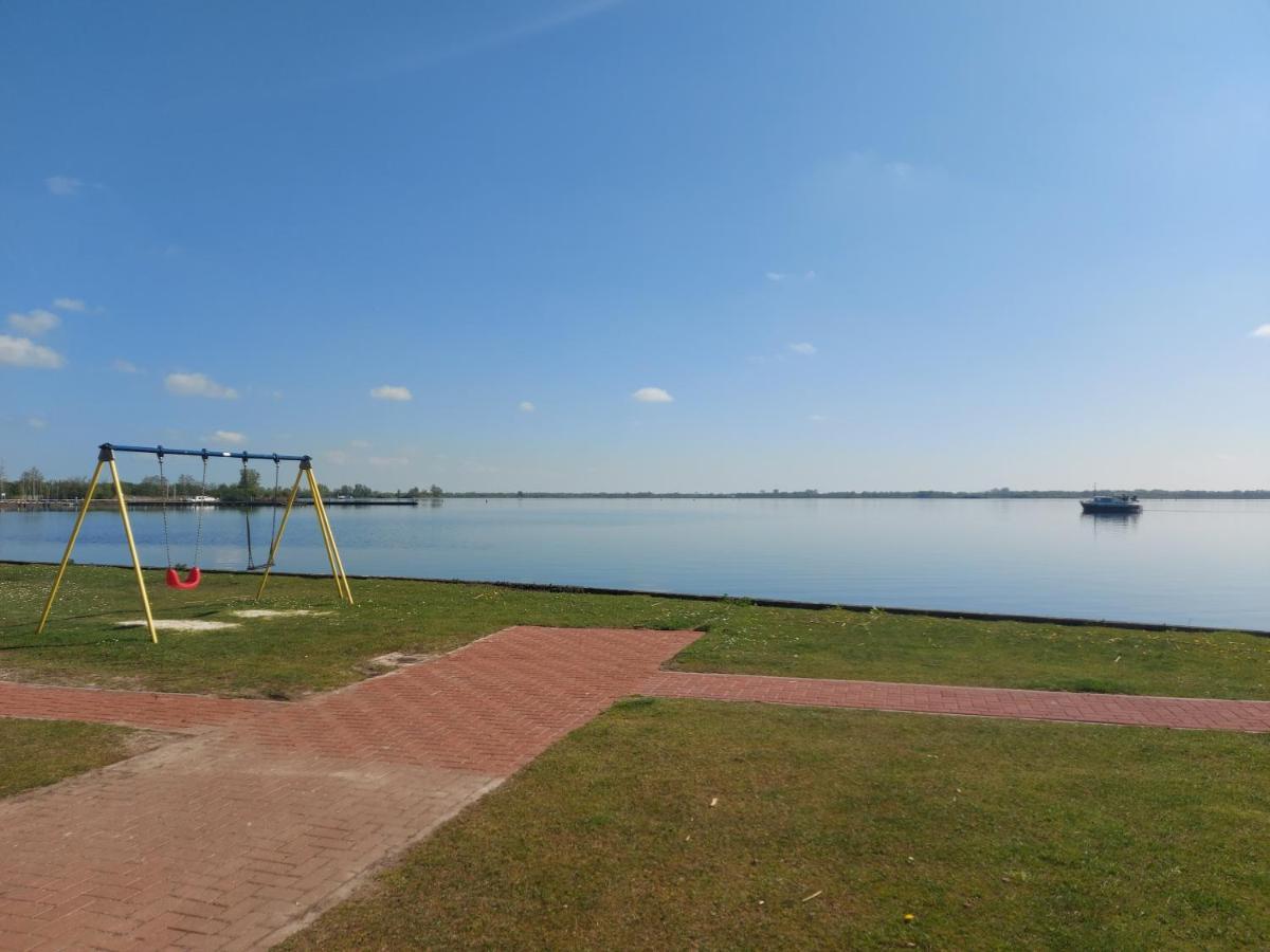 Us Twadde Plakje Op Vakantiepark Bergumermeer Suameer Luaran gambar